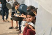 أثر العدوان الإسرائيلي على قدرة الأسر بغزة في تلبية احتياجات الأطفال الغذائية  (AFP)