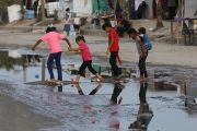تحذيرات من تفشي الكوليرا في غزة (AFP)