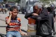 الناس يائسة في غزة من قلة وصول المساعدات الإنسانية (رويترز)