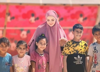 الناشطة ملاك فضة برفقة أطفال في غزة