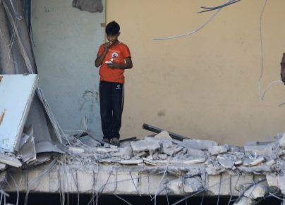 طفل فلسطيني في منزل مدمر