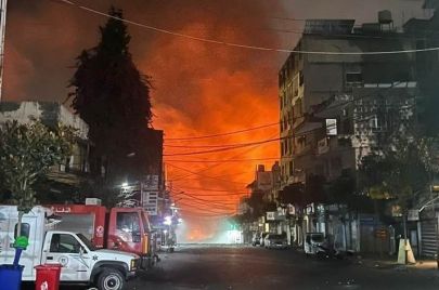 النيران تشتعل في السوق النبطية جراء الغارة الإسرائيلية (فيسبوك)