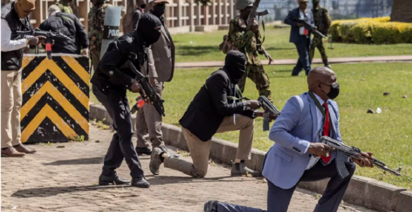 أطلق أفراد الشرطة الكينية النار بشكل مباشر تجاه المتظاهرين (منصة إكس)