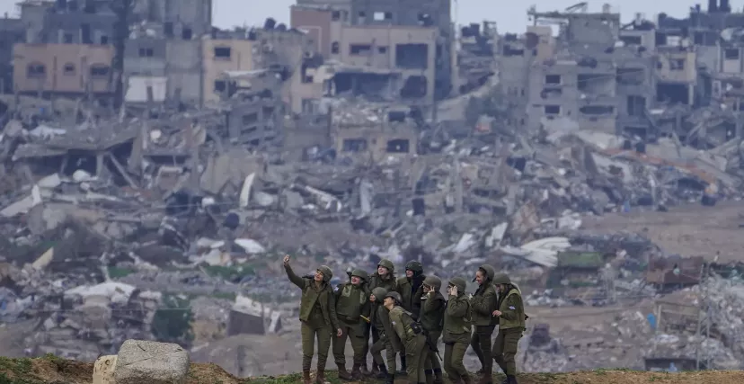 يوثق جنود الاحتلال ممارستهم في غزة التي ترقى إلى مستوى جرائم الحرب (منصة إكس)