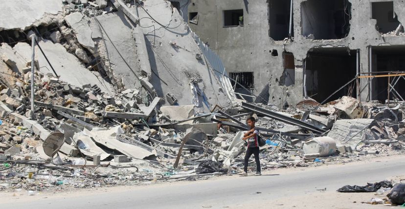 طفل محاط بركام المنازل والأبنية التي دمرها جيش الاحتلال في غزة