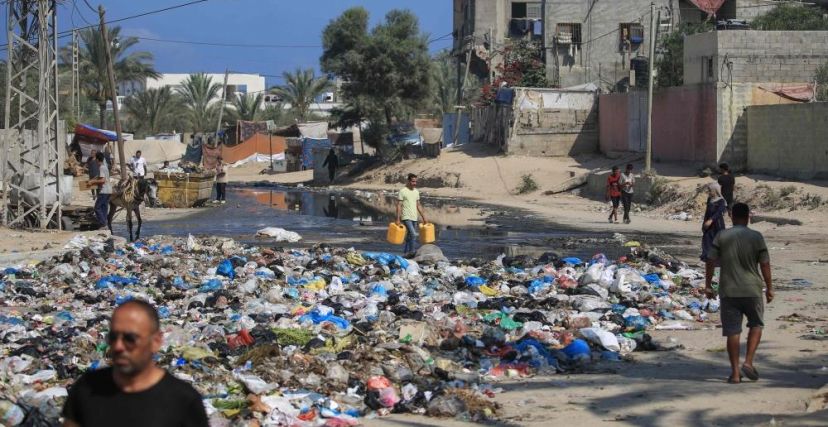 أدى تدمير شبكة الصرف الصحي إلى انتشار العديد من الأمراض في قطاع غزة (AFP)