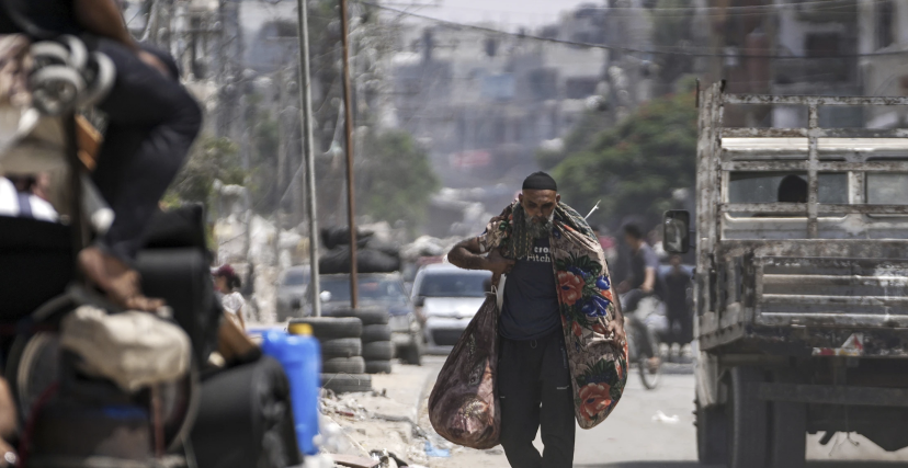 فلسطيني في مخيم المغازي وسط قطاع غزة