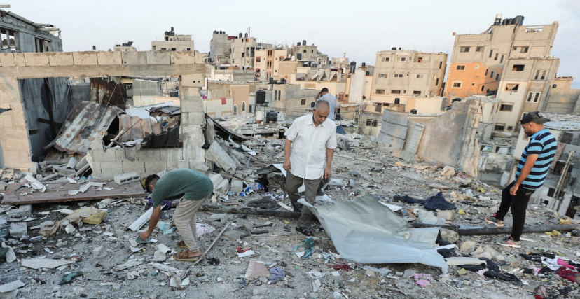 فلسطينيون يتفقدون أضرار القصف الإسرائيلي