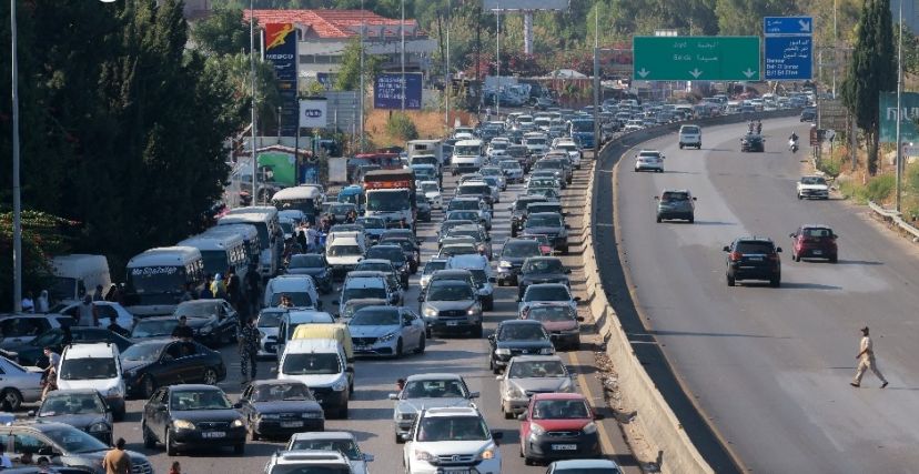 موجة نزوح على مداخل العاصمة بيروت (AFP)